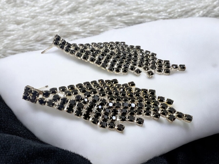 Czarne kolczyki wiszące z cyrkoniami