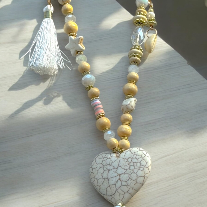 Beżowy naszyjnik z sercem