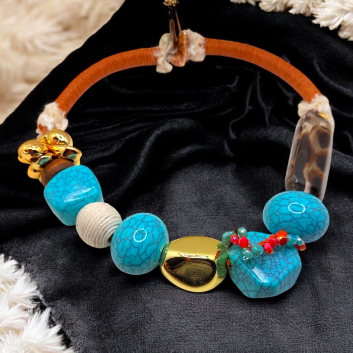 Naszyjnik z turkusu syntetycznego.