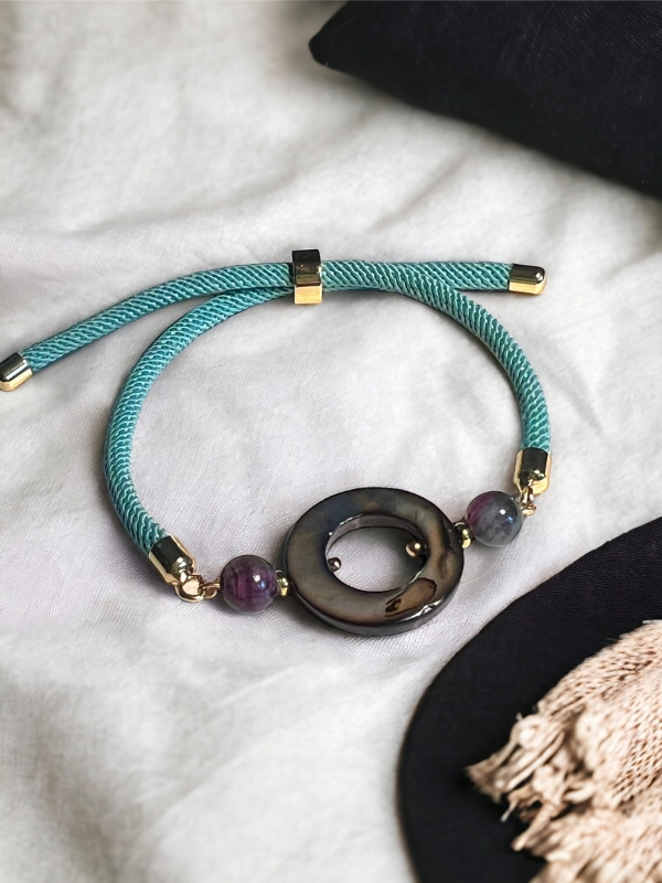 Turkusowa bransoletka ze sznurka.jpeg