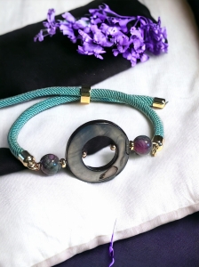 Turkusowa bransoletka na sznurku.jpeg