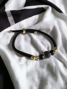 Czarna bransoletka z koralikiem.jpeg