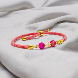 Bransoletka z różowego sznurka z wykończeniem w kolorze złota z dwoma różowymi jaspisami i jasno różową cyrkonią
