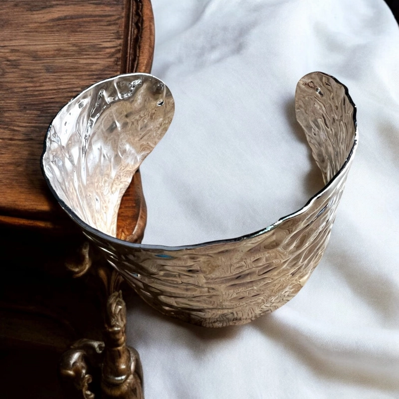 Bransoletka w kolorze srebrnym ze stali nierdzewnej młotkowanej