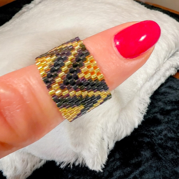 Pierścionek z koralików TOHO w czarno-złotym kolorze. Wzór zygzak.