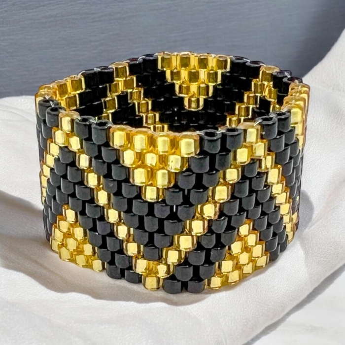 Pierścionek z koralików TOHO w czarno-złotym kolorze. Wzór zygzak.