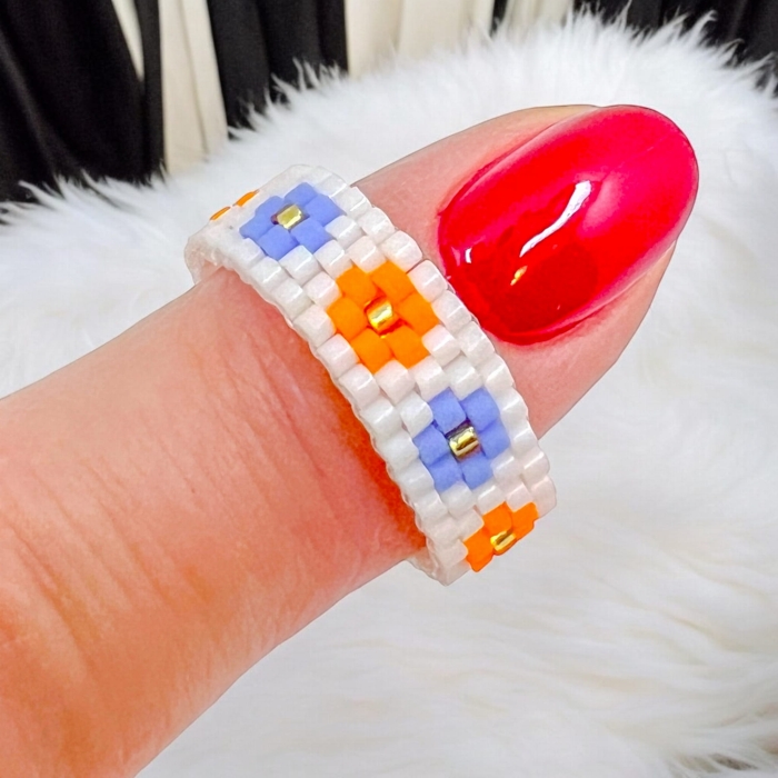 Pierścionek z białych koralików z kwiatuszkami