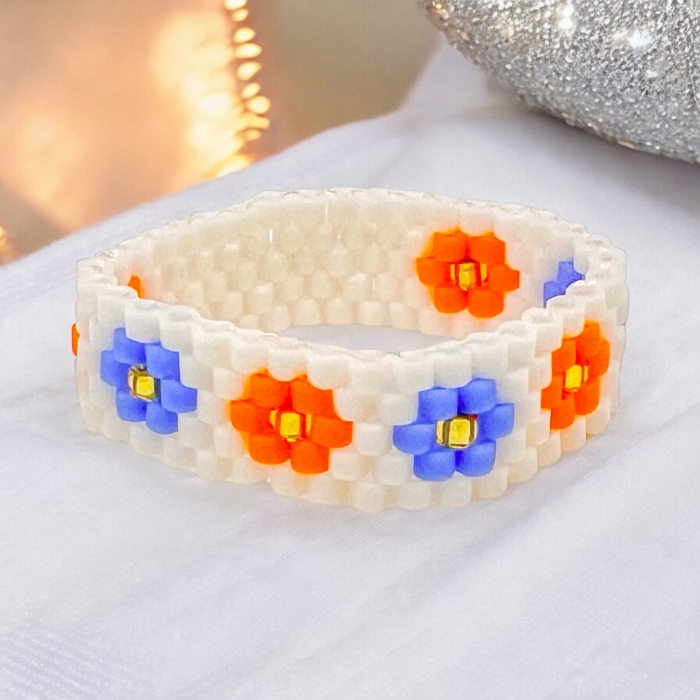 Pierścionek z białych koralików z kwiatuszkami