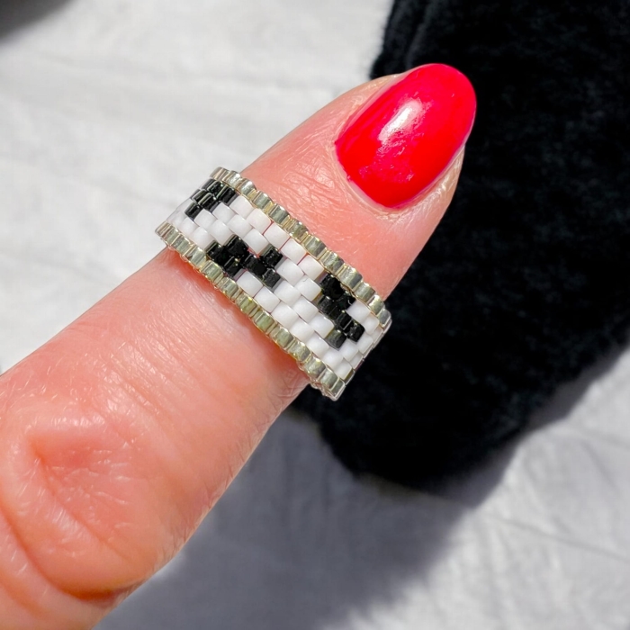 Czarno biały wąski pierścionek z koralików