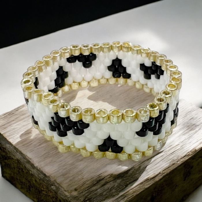 Czarno biały wąski pierścionek z koralików